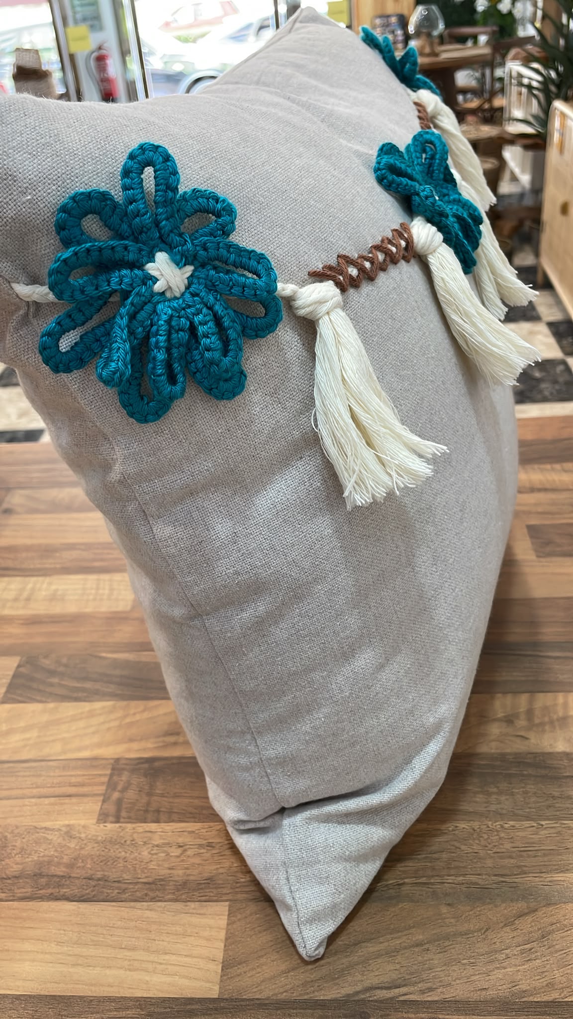 Cojín con Flores de Crochet Hechas a Mano (45x45 cm) - Imagen 2